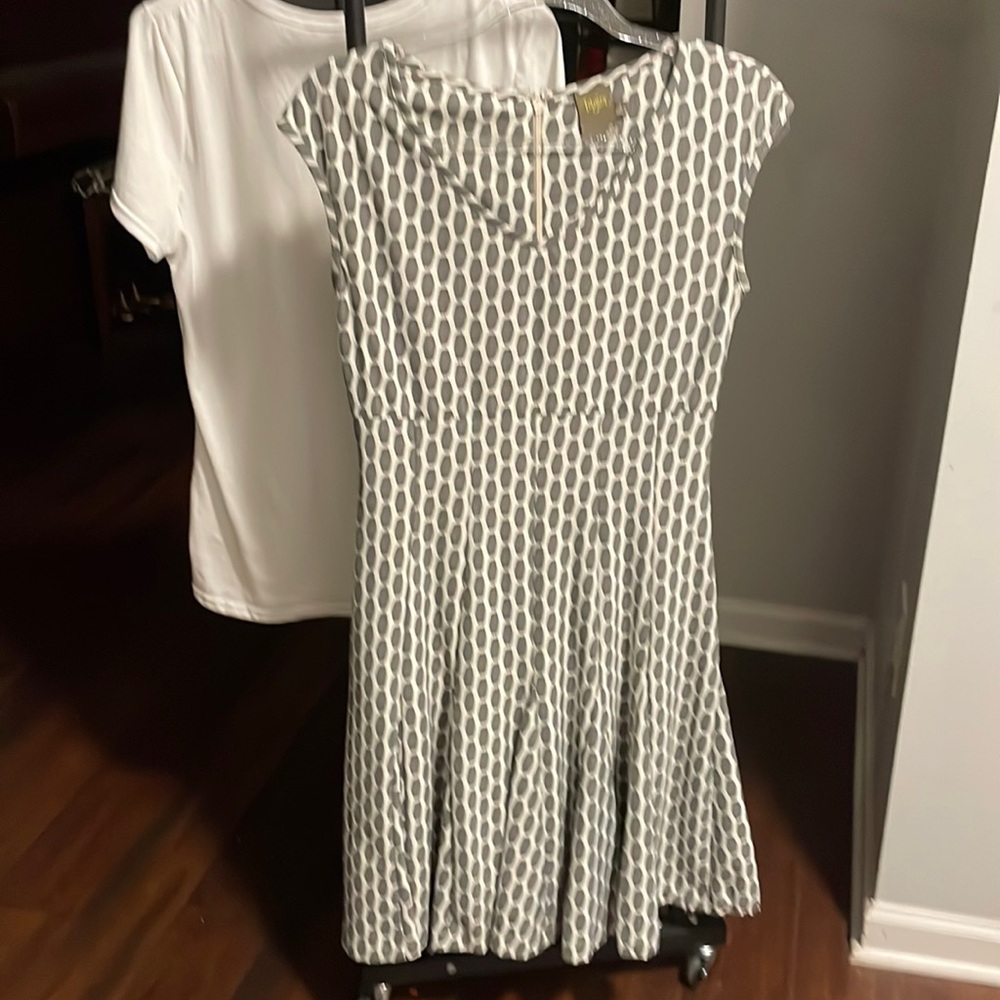 Taylor 4 Gray/Cream Short Cap Sleeve V Neck Dress